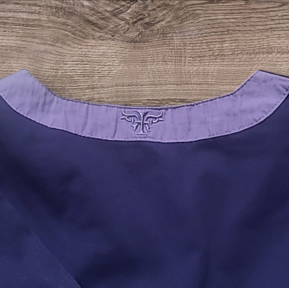 WOMEN'S MED COUTURE SCRUB SHIRT - Picture 3 of 4